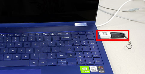 USB 메모리를 노트북에 장착한 예시 화면
