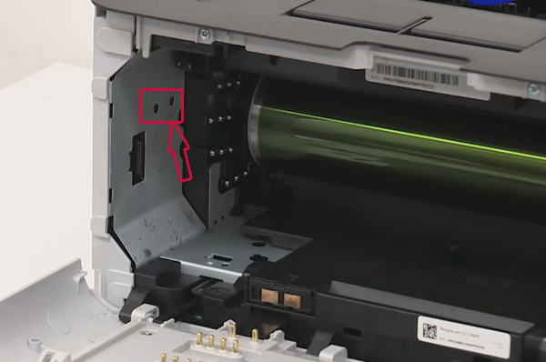 프린터 왼쪽 옆면에 폐토너 센서 부위를 알려주는 화면