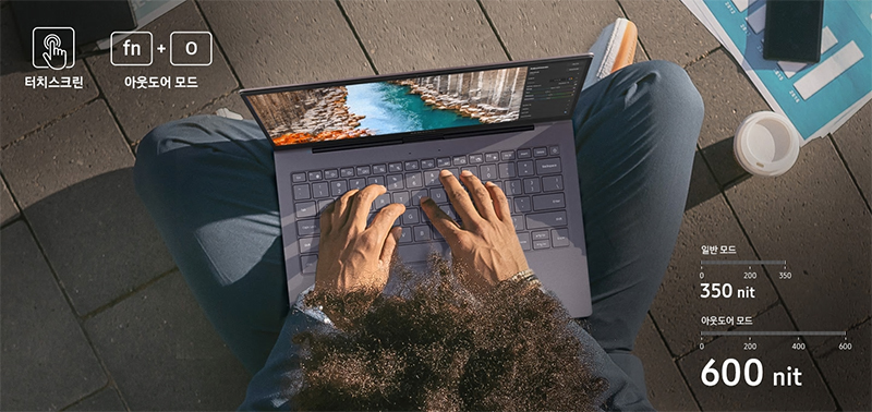 한 남성이 야외에서 노트북 작업을 하는 모습입니다.