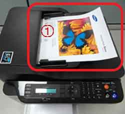 SL-C56xFW 시리즈 팩스설치 및 사용 안내를 위해 자동 원고 급지 장치에 원고용지를 위로 향하도록 올려 놓은 예시 화면