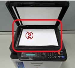 스캔 유리면 위에 원고 용지를 내용이 아래로 향하도록 올려놓은 예시 화면