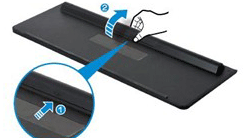 키보드 밑면 가운데 부분에 있는 배터리 커버의 아래쪽에 손을 대고 위로 밀어 엽니다