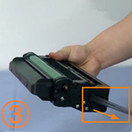 씰(Seal)을 수평으로 잡아당겨 제거