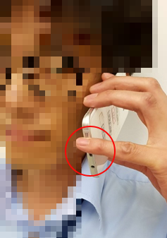 통화할 때 마이크 홀을 가린 화면