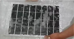 pm2.5필터를 물로 헹구는 이미지