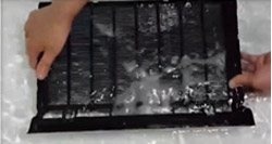 pm2.5필터를 물로 헹구는 이미지