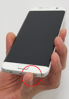 손가락으로 마이크 홀을 가린 화면