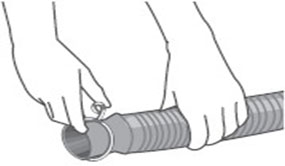 배수호스 연결 고리의 손잡이를 누른 후 배수호스에 끼우세요.