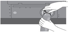 배수호스 연결고리를 누른 후 안쪽으로 밀어 고정시켜 주세요