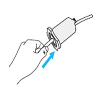 처음에 분리한 배수마개의 구멍으로 호스를 집어 넣고 호스를 연결