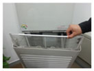 냉난방기 전면 하단 커버 열고 먼지거름망 뺌