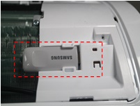 우측에 위치한 동글 장착 부위에 USB형 스마트홈 동글을 끝까지 밀어서 장착