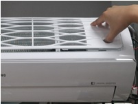 먼지거름필터를 위로 올려 분리