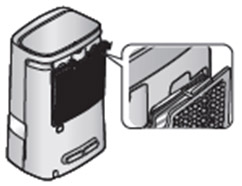 제품 뒷면 공기 흡입구의 위쪽 두 개의 후크를 눌러 뺌