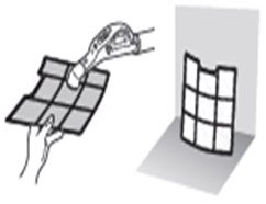 진공청소기나 솔로 먼지를 없애 주세요. 먼지가 심할 경우 중성세제를 탄 미지근한 물로 살짝 씻은 후, 직사광선이 닿지 않는 그늘에서 완전히 말림