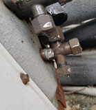 실외기 배관 연결부 이슬 맺힘