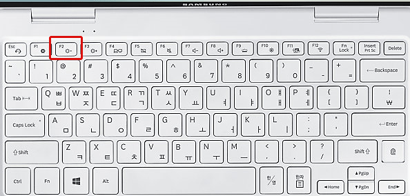 노트북 키보드 맨 위의 f2 키를 누르는 예시 화면