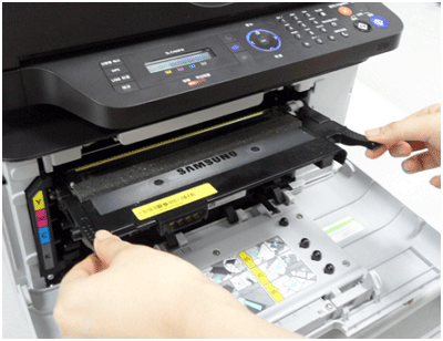 토너 카트리지를 꺼내는 화면