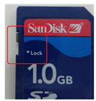 LOCK 이라고 기재된 방향으로 스위치가 내려가 있으면 메모리 카드가 잠긴 것입니다. 그런 경우 화살표 반대 방향으로 올려 주세요.
