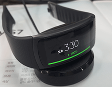 기어 핏2를 충전기에 올려 충전하실 수 있습니다.