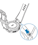 밴드의 스프링 막대 한쪽 끝을 기어 홈에 끼워주세요.