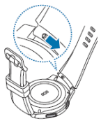 스트랩의 스프링 막대를 안쪽으로 미세요.
