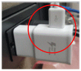 어댑터에 꼭 장착된 충전기