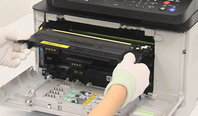 폐토너통 옆면에 센서가 있는 위치 화면