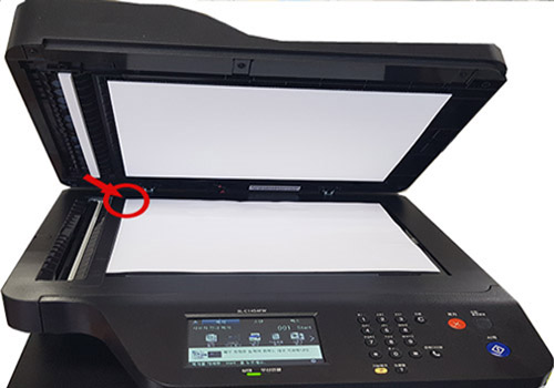 SL-C145x 시리즈 스캔 유리면 왼쪽 모서리에 용지를 맞춘 다음, 자동 원고 급지 장치를 닫아주세요