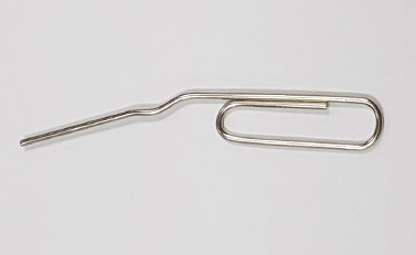 클립 한쪽을 잡아당겨 트레이 분리 핀과 비슷한 모양을 만든 예시 화면