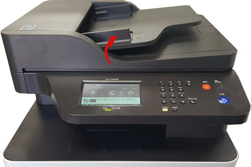 SL-C145x 시리즈 축소 및 확대 복사하기 위해 자동 원고 급지 장치(ADF)를 열고, 복사할 원고가 유리면을 향하도록 올려주세요