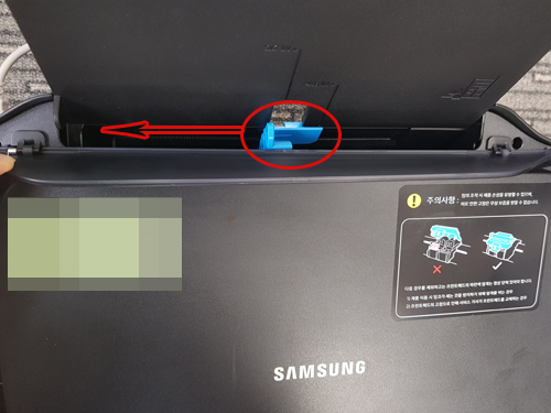 SL-J156x 시리즈 용지함 가이드 조절을 위해 용지 너비 가이드를 왼쪽 끝으로 이동시켜 주세요