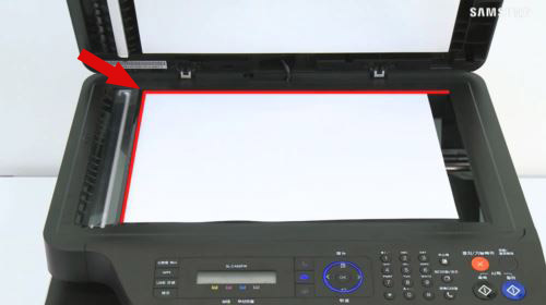 SL-C48xFW 시리즈 제품 스캔 유리면 왼쪽 모서리에 용지를 맞춘 다음, 자동 원고 급지 장치를 닫아주세요