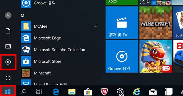 윈도우10 바탕화면의 왼쪽하단 시작버튼을 눌러 그 위의 톱니바퀴 모양의 설정 버튼 선택 화면