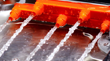 강력한 집중 세척이 가능한, 부분 강력 세척하는 모습