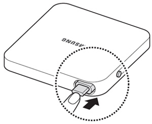 빼냈던 케이블을 사용하지 않을 경우 제품에 다시 밀어 넣는 예시 화면