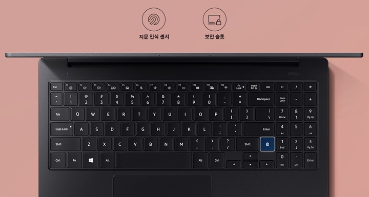 삼성 노트북 7 Force 특장점 11 제품 키보드의 지문 인식 센서 버튼이 강조되어 보이는 모습. 제품 상단에는 지문 인식 센서, 보안 슬롯 아이콘과 텍스트가 보임