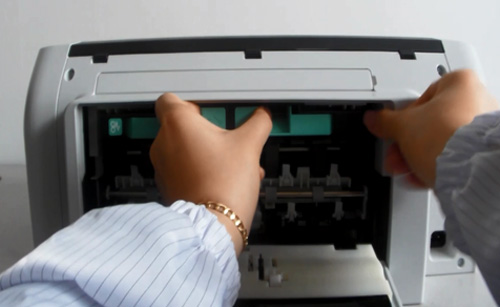 용지 경로 커버를 장착하는 화면