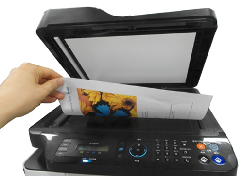 SL-C48xFW 시리즈 제품의 축소 및 확대 복사를 위해 자동 원고 급지 장치(ADF)를 열고, 복사할 원고가 유리면을 향하도록 올려주세요