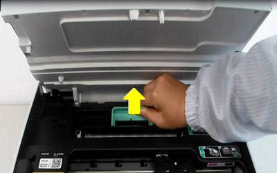 핸들을 들어올려 분리하는 화면