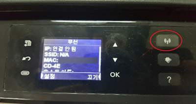 SL-J1760W의 WPS 버튼으로 무선  설정이 안 된다면 조작부 액정 화면 오른쪽에 있는 ‘무선 안테나’ 모양 버튼을 누르세요