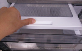 2) 위쪽 커버에 있는 손잡이를 뒤로 밀어 커버를 열어 주세요.