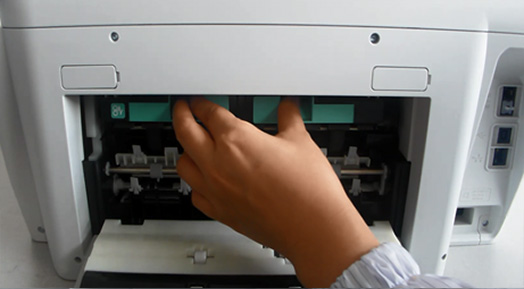 용지 경로 커버를 장착하는 화면