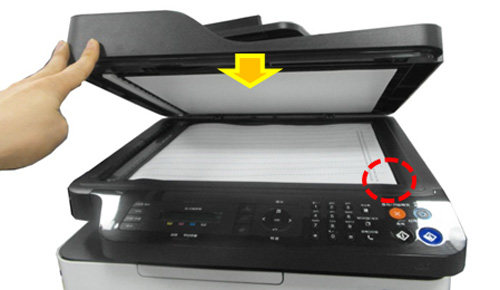 오른쪽 앞에 보이는 모서리에 용지를 맞춰 올린다음 덮개를 닫는 화면