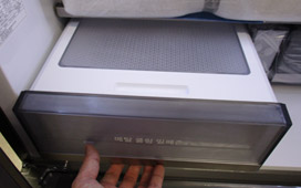 1) 밀폐 채소서랍실 손잡이를 앞으로 당기세요.