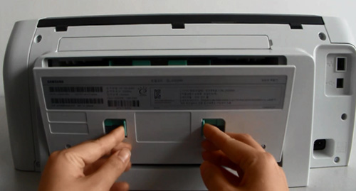 SL-J352x 시리즈 용지 걸림 증상이 있을 때 용지 제거를 위해 제품 뒷면 액세스 덮개에 있는 두 개의 탭을 누르고 덮개를 열어 주세요