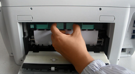 용지 경로 덮개에 있는 두 개의 탭을 눌러 덮개를 분리해 주세요