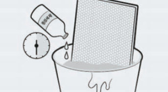 모이스처 필터를 중성세제 첨가한 미온수에 30분간 담그는 이미지