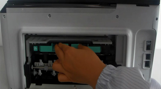 용지 경로 커버를 장착하는 화면