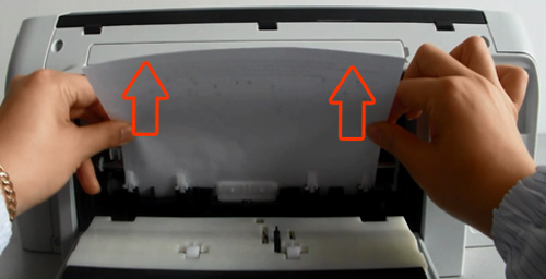 용지의 좌우 가장자리를 잘 잡고 잡아 당겨 제거하는 화면